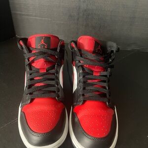 NIKE AIR JORDAN 1 MID RED TOE BOX
